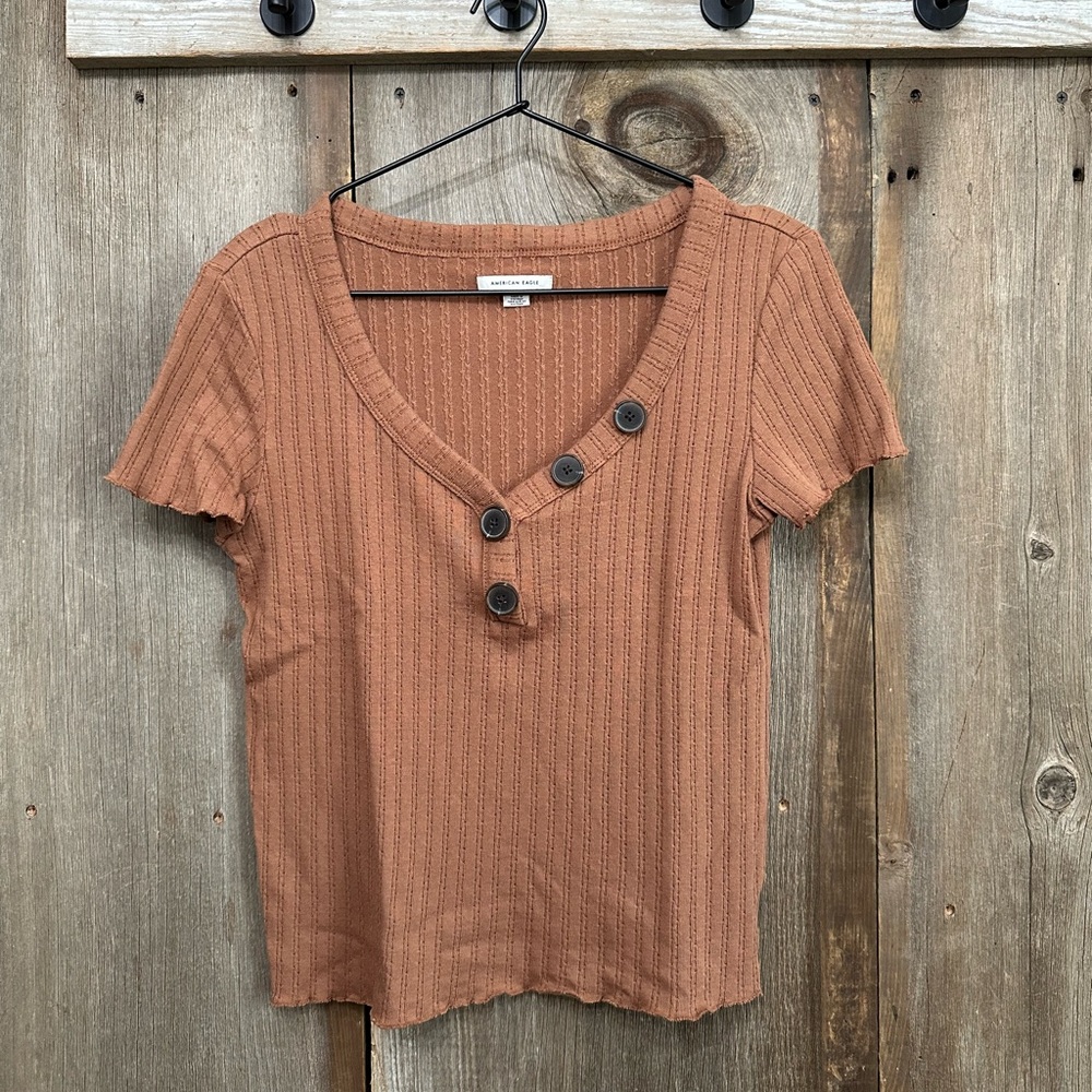 NWOT American Eagle Asymmetrical Button Henley T-Shirt Brown Orange Size Medium